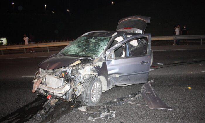 Takla atan otomobilde 70 metre sürüklendi, kazadan hafif yaralı kurtuldu