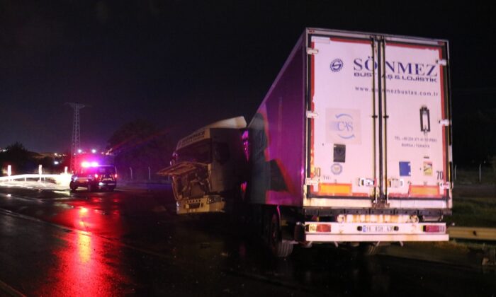 Tır kayganlaşan yolda kontrolden çıktı