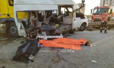 Tır, tarım işçilerini taşıyan minibüse çarptı: 3 ölü, 18 yaralı