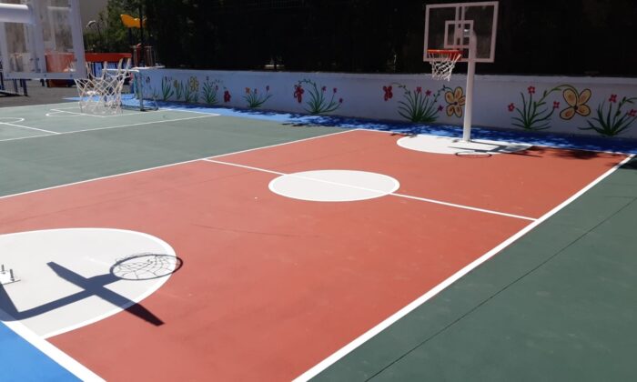 Trafiğe kapalı caddeye çocuk sokağı