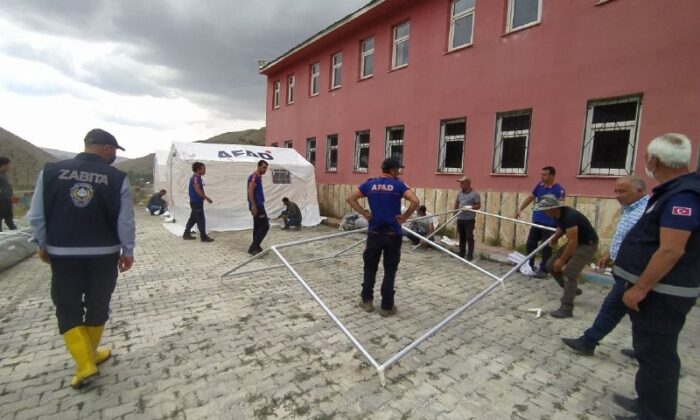 Van’da sel mağdurları için çadır kuruluyor