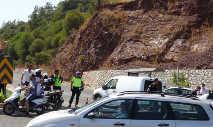 Yangın nedeni ile Marmaris Datça karayolu trafiğe kapandı