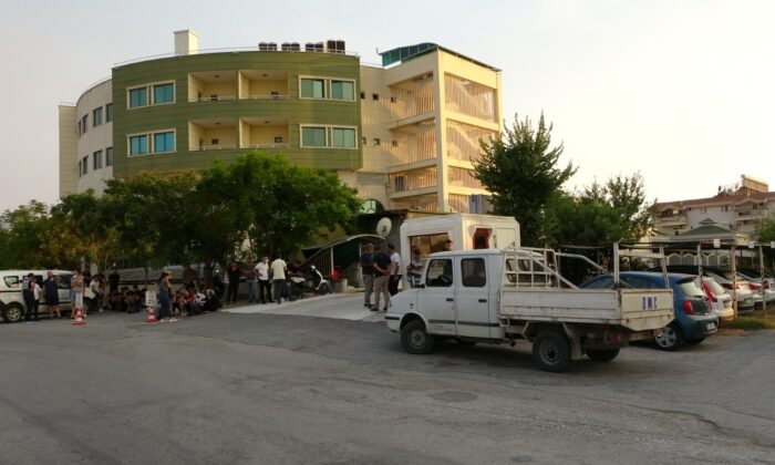 Yangından etkilenenlere su taşırken, fenalaşıp hayatını kaybetti