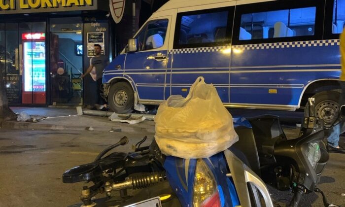 Yolcu minibüsü ile elektrikli bisiklet çarpıştı: 3 yaralı