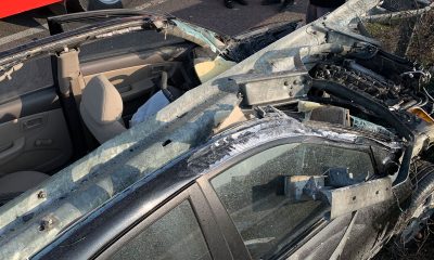 Bariyerlere ok gibi saplandı! Otomobilin haline bakın sürücü de…