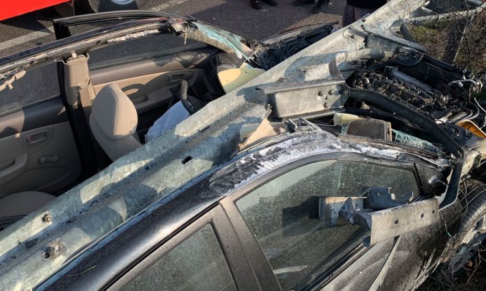 Bariyerlere ok gibi saplandı! Otomobilin haline bakın sürücü de…