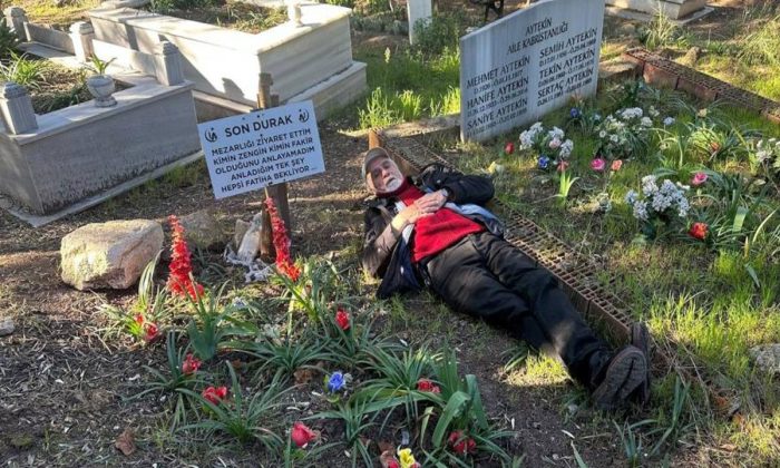 Herkese örnek olsun diye yaptı! Her gün gidip üzerinde yatıyor