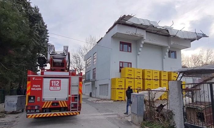 Kuvvetli lodos etkili oluyor! Binalardan kopup zarar verdi şu hale bakın