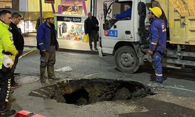 Nişantaşı’nda su borusu patladı yol çöktü