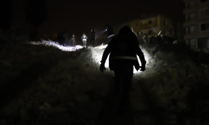 Enkazdan ”çığlık sesi geldi” ihbarı polisleri harekete geçirdi